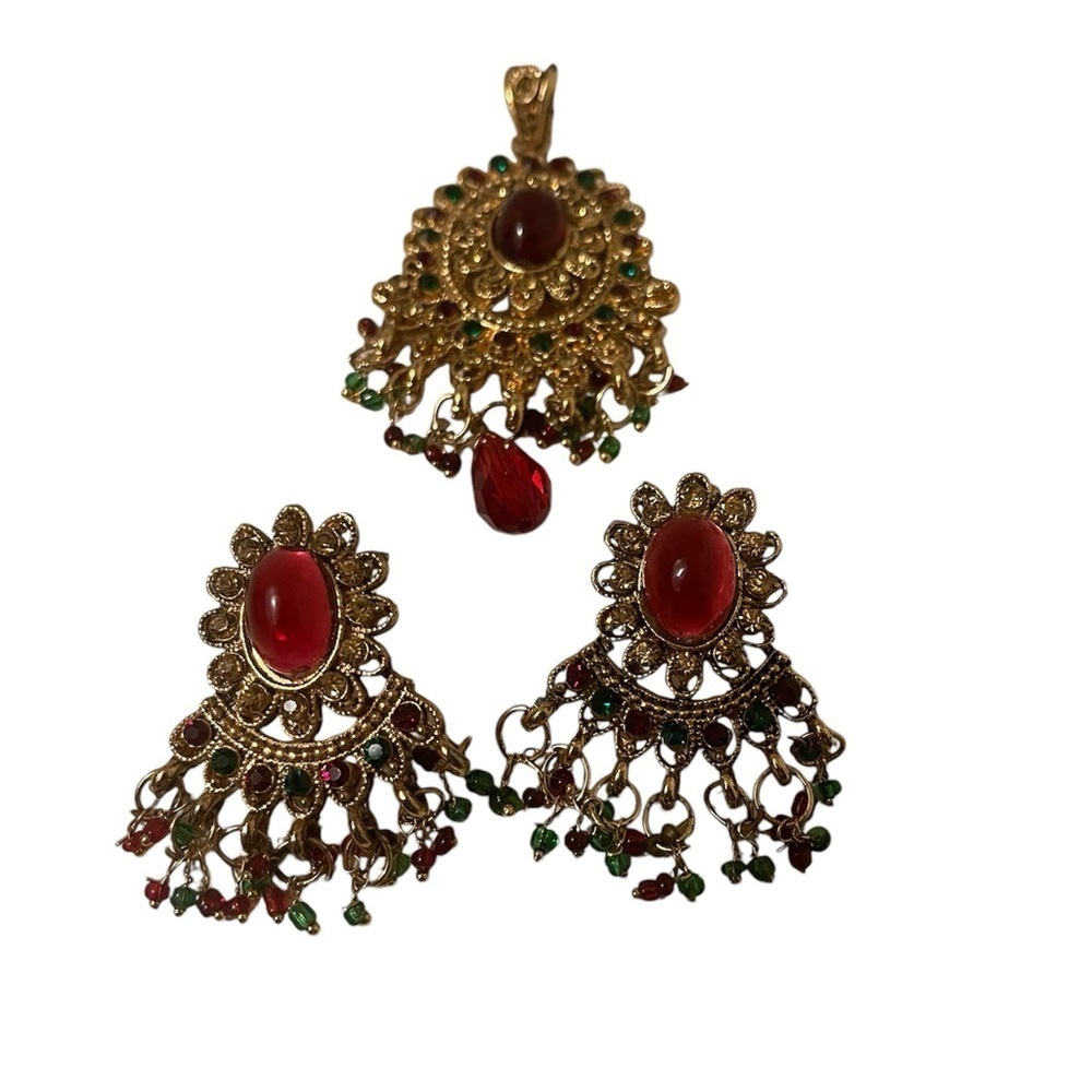 Beautiful set of earrings and pendant. New